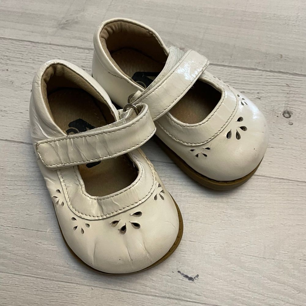 See Kai Run baby girls white maryjanes size‎ 3